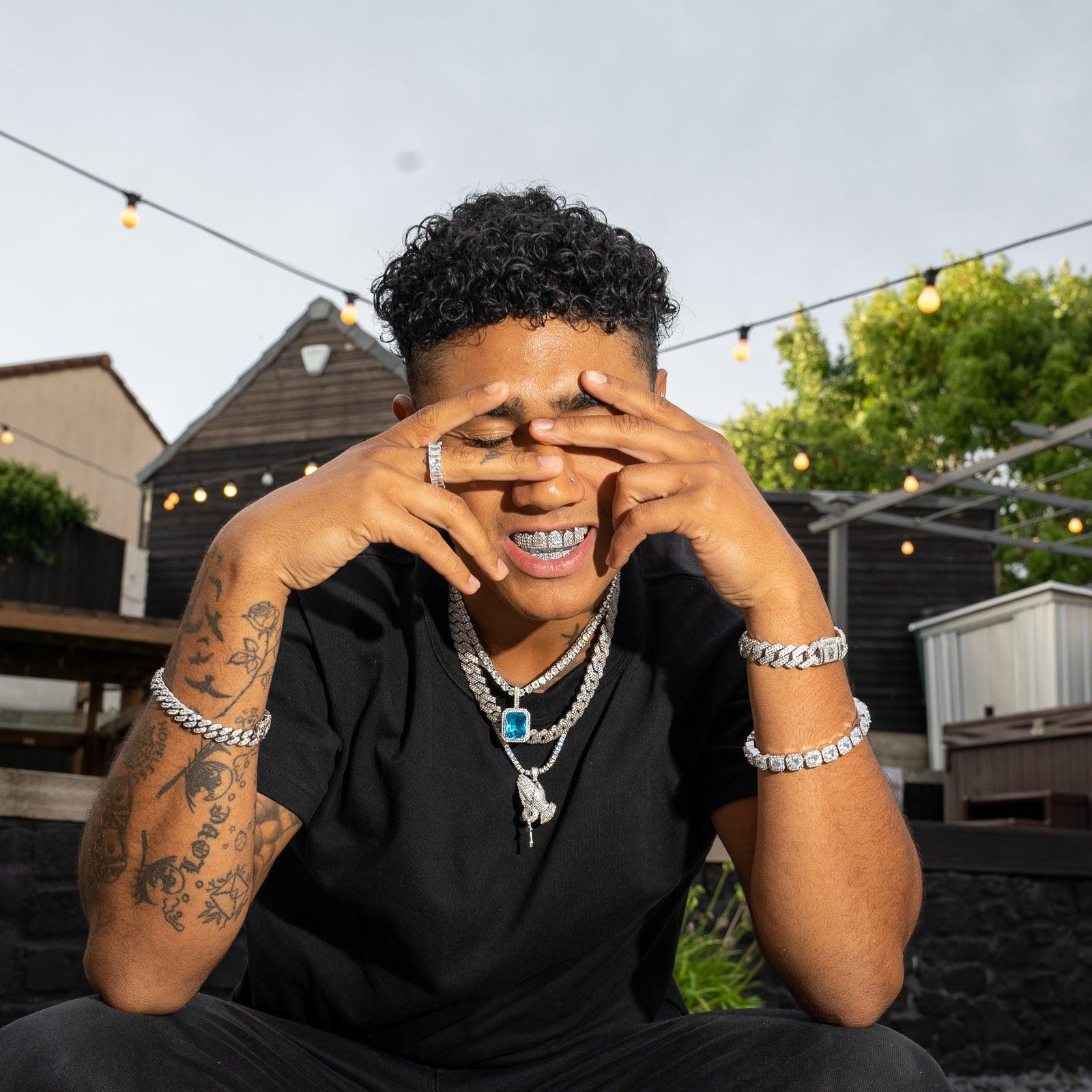 6 Tooth Standard Iced Grillz - White Gold – ADAMANS