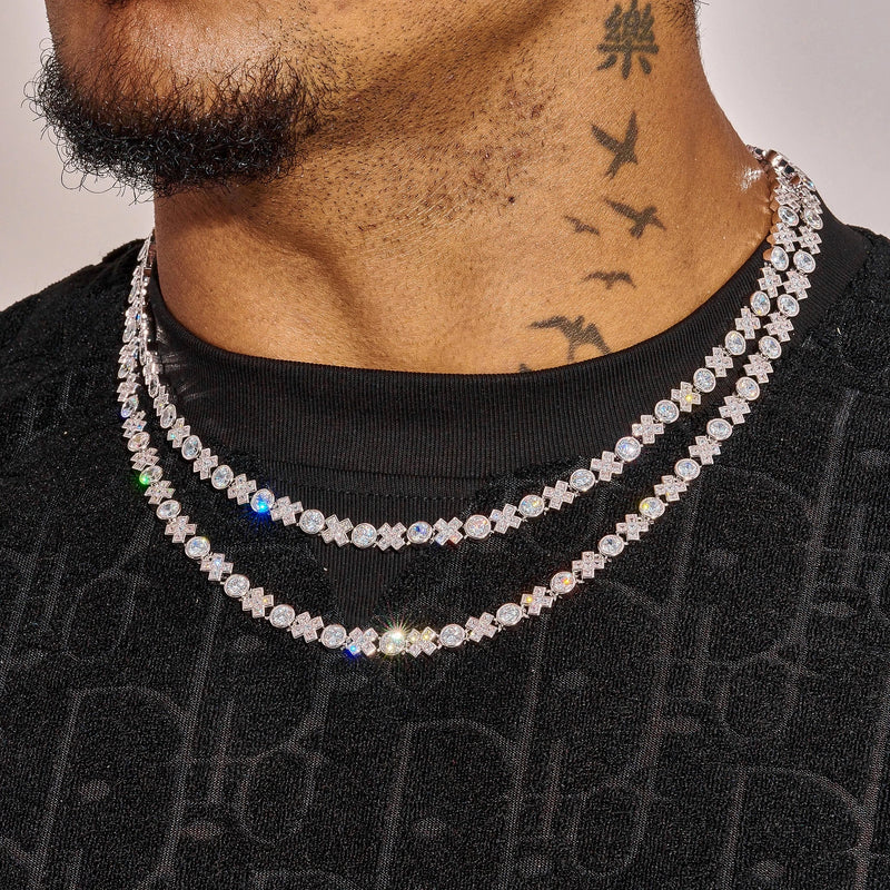 Close-up of a man wearing a sparkling 5MM XOXO Chain in white gold with diamond simulants