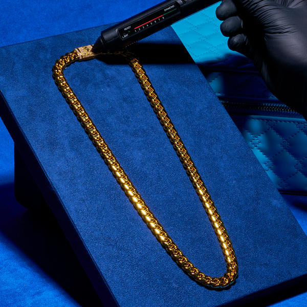 10mm Cuban links chain with lab diamond clasp, 18K vermeil, displayed on a blue background.