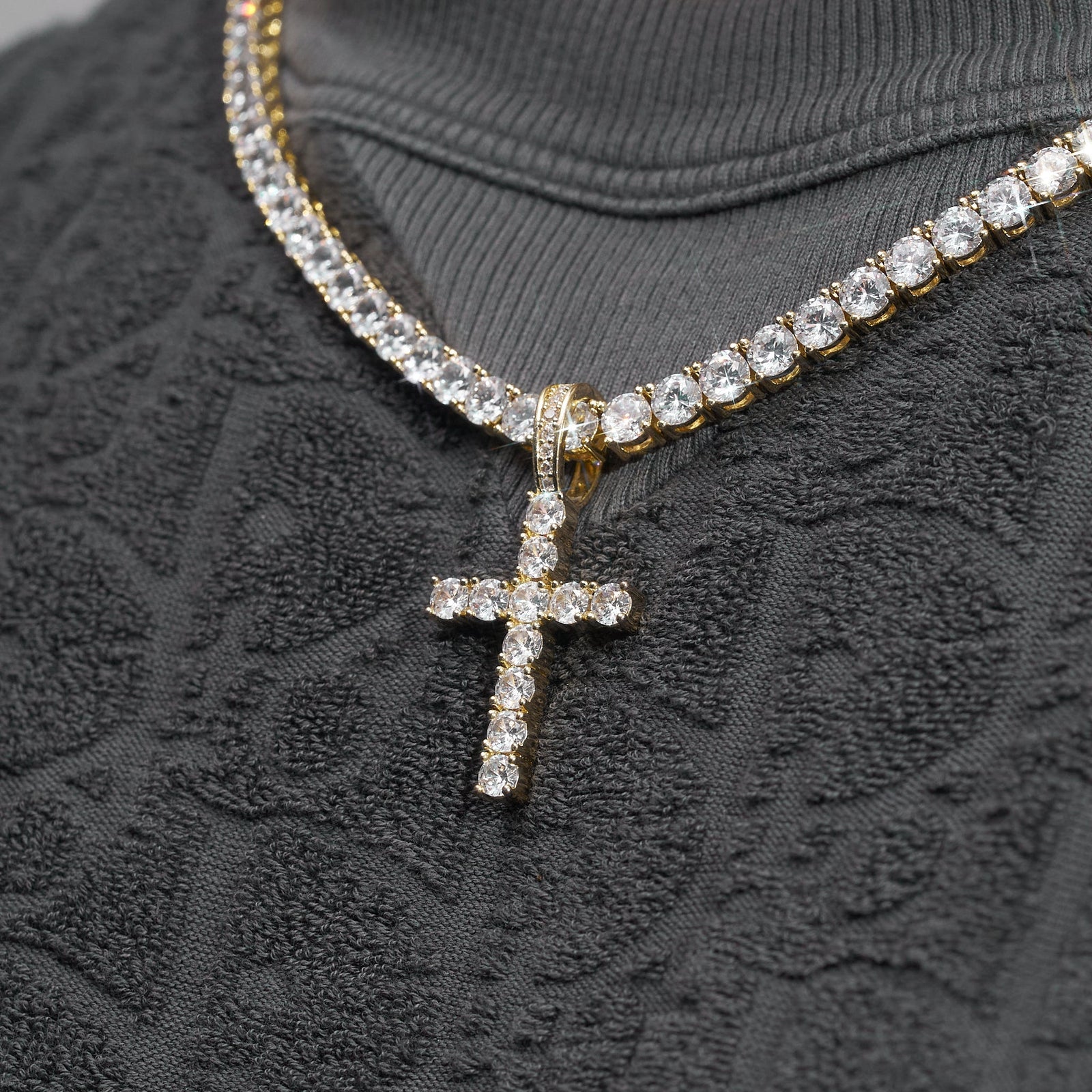 diamond-cross-pendant-gold- 